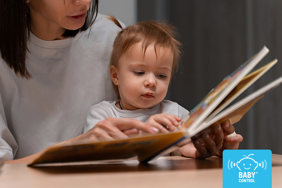 Madre leyendo un cuento infantil a su hijo en casa, fomentando el vínculo emocional y el desarrollo infantil