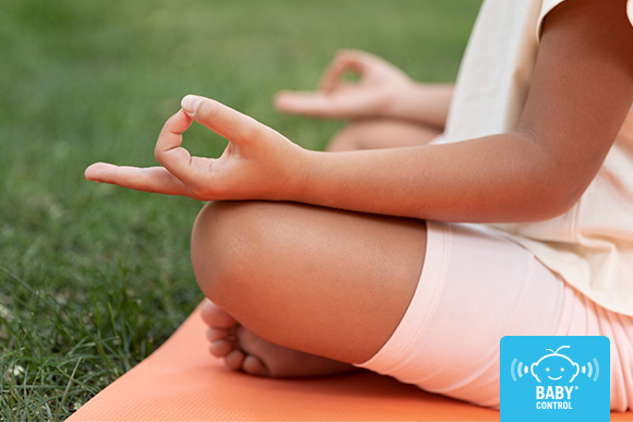 Niño practicando meditación infantil en el aula como parte de un juego de atención plena