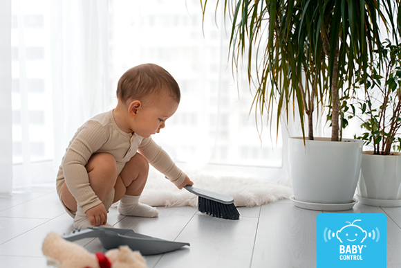 Bebé recogiendo con cepillo y recogedor fomentando la autonomía infantil en casa