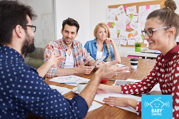 Reunión de dirección y equipo educativo en una escuela infantil para mejorar la gestión educativa y la comunicación con las familias.