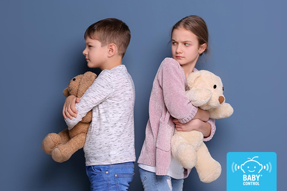 Dos niños pequeños enfadados sujetando sus peluches mientras aprenden a compartir en Educación Infantil