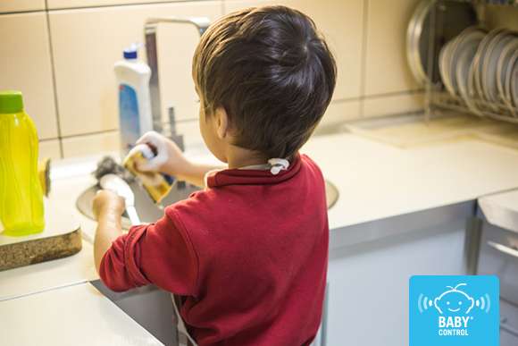 Niño de Educación Infantil ayudando en las tareas del hogar para desarrollar autonomía y madurez infantil antes de Primaria