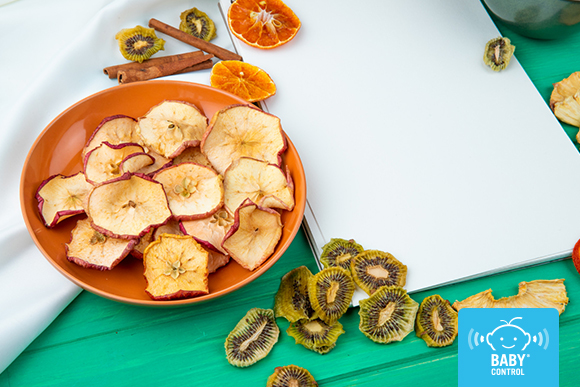 Uvas pasas, orejones, dátiles… han entrado en muchas mochilas infantiles como alternativa cómoda al almuerzo. Pero, ¿son una buena opción para los niños pequeños?