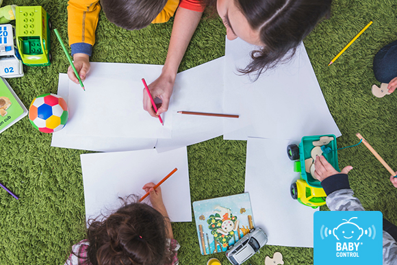 Vacaciones, sustituciones y cambios de equipos ponen a prueba a las escuelas infantiles cada verano. Así afecta la organización al bienestar infantil.