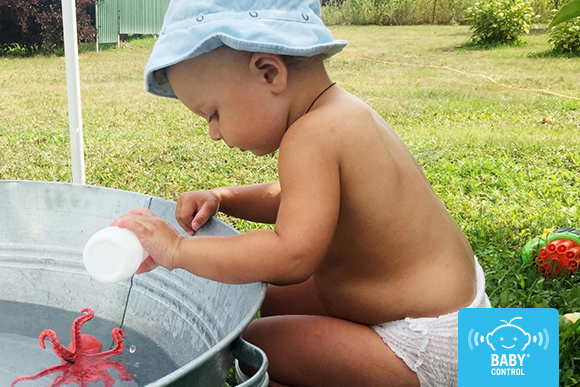 El agua es mucho más que diversión en verano. Con juegos sencillos, los niños pueden experimentar, desarrollar su motricidad y aprender mientras juegan.
