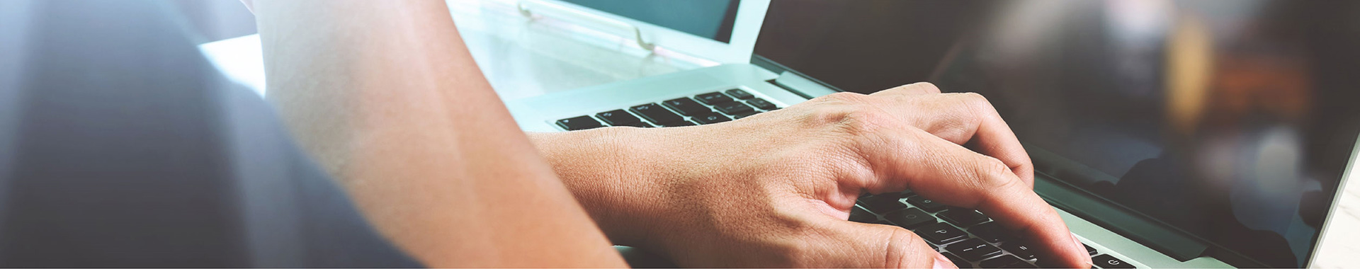 Persona programando con un ordenador