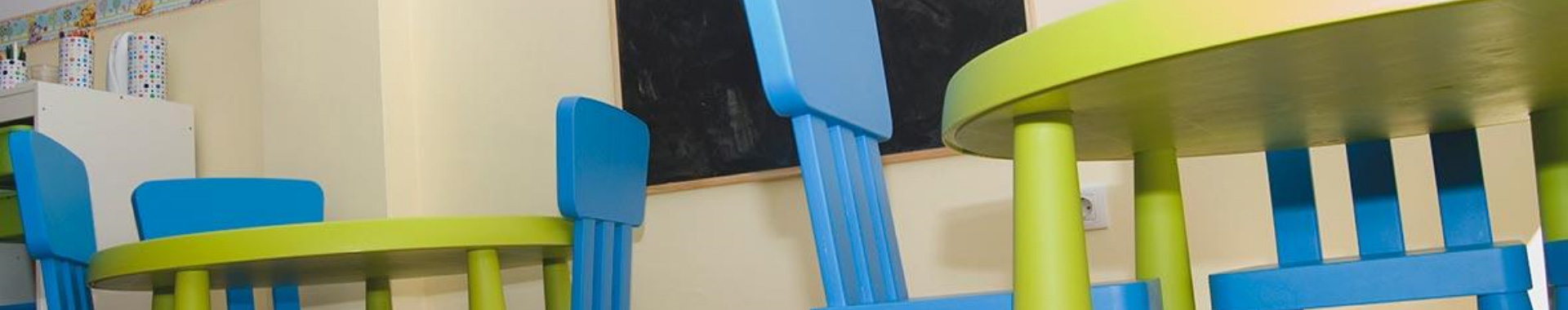 Sillas y mesas de la guardería de un colegio
